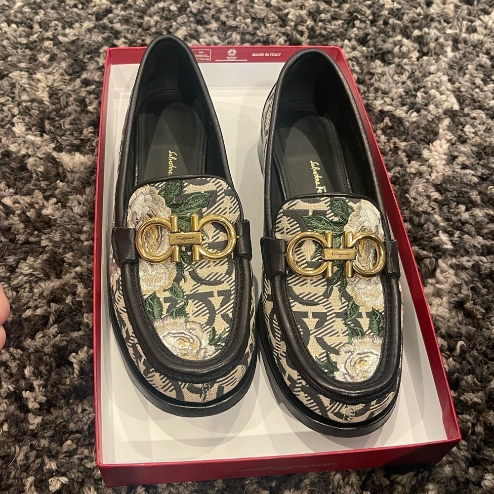 Ferragamo Loafers, excellent condition, worn once. Size 7 1/2.